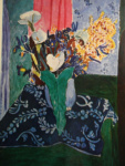 Арумы, ирисы и мимоза (Голубая ваза с цветами на синей скатерти)