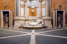Внутренний дворик Нового дворца. Марфорио, колоссальная статуя речного бога. Персонификация «Океана»