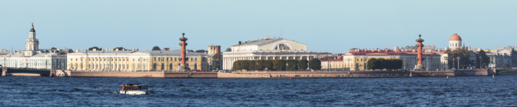 Панорама стрелки Васильевского острова в Санкт-Петербурге: Биржа в окружении Северного и Южного пакгаузов. Вид со стороны Дворцовой набережной