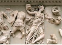 Пергамский алтарь. Фрагмент северного фриза. Гигантомахия: богиня Нике