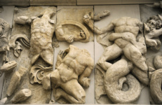 Пергамский алтарь. Фрагмент северного фриза. Гигантомахия: Фобос и Деймос