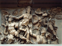 Пергамский алтарь. Фрагмент восточного фриза. Гигантомахия: Борьба Афины с гигантами