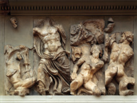 Пергамский алтарь. Фрагмент восточного фриза. Гигантомахия: Зевс против гигантов Порфириона и двух юношей