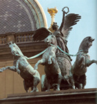 Скульптура на фасаде Национального театра