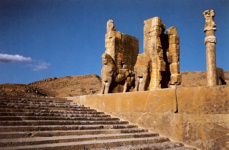 Вход на верхнюю террасу: ступени ведут к «Вратам всех народов», построенные Ксерксом