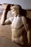 Стела с изображением юного атлета, найденная на мысе Суний, к югу от Афин