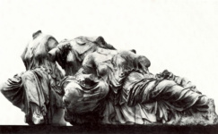 Афродита, Диона и Пейто. Группа с восточного фронтона Парфенона