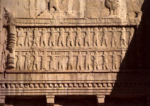 Барельеф с изображением царя царей из персидских гробниц в Накх-э-Рустам