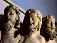 Головы с фронтона первого храма Афины