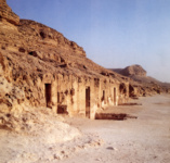 Фасады гробниц BH 14 (Хнумхотепа I), 15 (Бакета III), 16 и 17 (Хети)