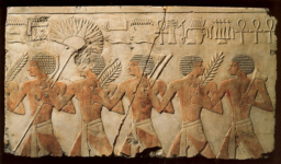 Храм Хатшепсут: рельеф нижней террасы с изображением воинов