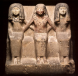 Групповая статуя мужчины с двумя женщинами