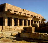 Западный фасад праздничного храма Тутмоса III («Ахмену»)