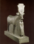 Статуя богини Хатхор в образе коровы и Псамметиха