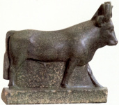 Статуя бога Аписа в образе быка