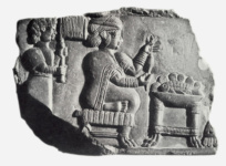Эламский рельеф из Суз с изображением царицы за жертвоприношением (?)