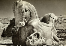 Капитель колонны в виде сдвоенной протомы лошадей из Стоколонного зала в Персеполе