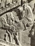 Лев, терзающий лань. Деталь рельефа с северной лестницы ападаны в Персеполе