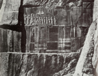 Рельеф с изображением Дария I на Бехистунской скале. Персидский царь и побежденные враги