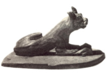 Скульптурная фигурка кошки на подставке