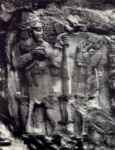 Царь Варпалавас перед богом плодороодия. Скальный рельеф в Ивризе