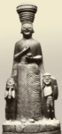 Богиня (или евнух?) во фригийском головном уборе в сопровождении двух музыкантов. Скульптурная группа из Богазкея