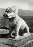 Фантастический лев. Статуя аллеи духов в ансамбле Шисаньлин
