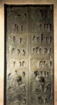 Гильдесгеймские врата (двери Бернварда) со сценами из Ветхого и Нового Заветов. Западный портал