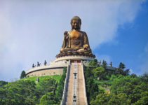 Большой Будда. К статуе ведут 268 ступеней