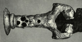 Рукоятка меча с декором в виде львиных голов и спиралей, из гробницы Дельта могильного круга В в Микенах