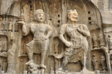 Небесный царь (слева) и Ваджрапани (справа). Скальный рельеф грота Лунмынь