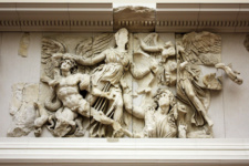Пергамский алтарь. Битва Афины с Алкионеем