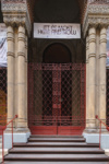 Синагога на улице Румбах. Металлическая решетка входной галереи