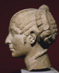 Голова женщины, похожей на Клеопатру