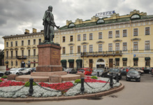 Памятник полководцу фельдмаршалу князю М.Б. Барклаю де Толли. На заднем плане – дом причта Казанского собора