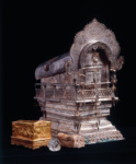 Буддийский реликварий в форме святилища с содержимым