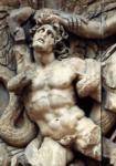 Пергаментный алтарь. Фрагмент восточного фриза. Гигантомахия: Борьба Афины с гигантами