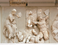 Пергамский алтарь. Фрагмент северного фриза. Гигантомахия: Афродита и Диона против гигантов