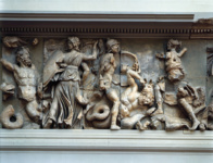 Пергамский алтарь. Фрагмент восточного фриза. Гигантомахия: Геката и Клитий, Артемида и Отос (?)