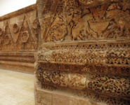 Замок-дворец Мшатта. Каменный резной фриз южного фасада. Фрагмент