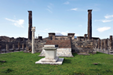 Храм Аполлона. Вид на алтарь и подиум (южная часть храма)