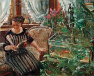 Дама у аквариума с золотыми рыбками