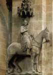 Конная статуя короля, называемая Бамбергский всадник, на первом столбе северной стороны Георгиевского хора