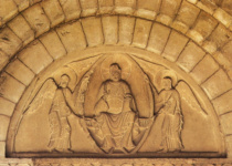 Христос во славе с ангелами. Тимпан западного портала