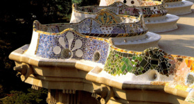 Змеиная скамейка со спинкой на карнизе дорического храма. Парк Гуэль