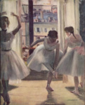 Три танцовщицы в репетиционном зале