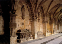 Клуатр, западное крыло, статуи королей и епископов