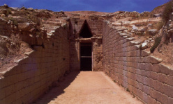 Микены: вход в толос (подземную гробницу), известную как «Могила Клитемнестры»