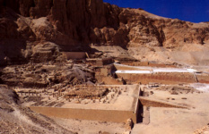 Общий вид с храмами Ментухотепа II (на переднем плане) и Хатшепсут (11 династия)