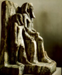 Групповая статуя Сахура с богом нома Коптоса
